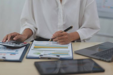 İş Belgeleri, Denetçi iş kadını arama belgesini kontrol ediyor yasal evrak hazırlıyor veya analiz için rapor hazırlıyor Vergi zamanı, muhasebeci Belgeleri iş yerindeki veri ortaklığı anlaşması anlaşması anlaşması anlaşması