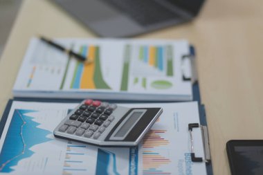 İş Belgeleri, Denetçi iş kadını arama belgesini kontrol ediyor yasal evrak hazırlıyor veya analiz için rapor hazırlıyor Vergi zamanı, muhasebeci Belgeleri iş yerindeki veri ortaklığı anlaşması anlaşması anlaşması anlaşması