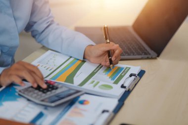 İş Belgeleri, Denetçi iş kadını arama belgesini kontrol ediyor yasal evrak hazırlıyor veya analiz için rapor hazırlıyor Vergi zamanı, muhasebeci Belgeleri iş yerindeki veri ortaklığı anlaşması anlaşması anlaşması anlaşması