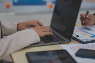 İş Belgeleri, Denetçi iş kadını arama belgesini kontrol ediyor yasal evrak hazırlıyor veya analiz için rapor hazırlıyor Vergi zamanı, muhasebeci Belgeleri iş yerindeki veri ortaklığı anlaşması anlaşması anlaşması anlaşması