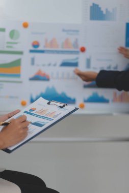 İş Belgeleri, Denetçi iş kadını arama belgesini kontrol ediyor yasal evrak hazırlıyor veya analiz için rapor hazırlıyor Vergi zamanı, muhasebeci Belgeleri iş yerindeki veri ortaklığı anlaşması anlaşması anlaşması anlaşması