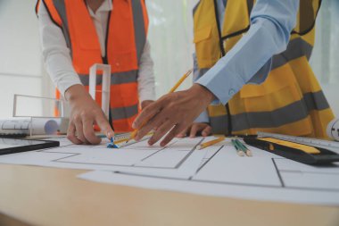 Modellik ve planlama alanında ortaklık ve mühendislik araçlarıyla çalışmak üzere proje için mühendis veya mimar toplantısının inşaat ve yapı konsepti, her iki şirket için de sözleşme.