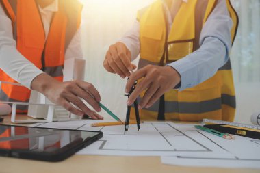 Modellik ve planlama alanında ortaklık ve mühendislik araçlarıyla çalışmak üzere proje için mühendis veya mimar toplantısının inşaat ve yapı konsepti, her iki şirket için de sözleşme.