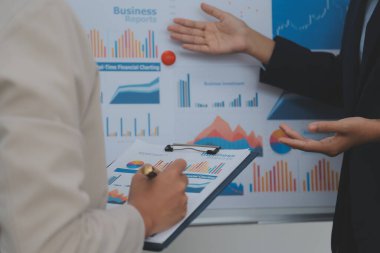 İş Belgeleri, Denetçi iş kadını arama belgesini kontrol ediyor yasal evrak hazırlıyor veya analiz için rapor hazırlıyor Vergi zamanı, muhasebeci Belgeleri iş yerindeki veri ortaklığı anlaşması anlaşması anlaşması anlaşması
