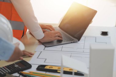 Modellik ve planlama alanında ortaklık ve mühendislik araçlarıyla çalışmak üzere proje için mühendis veya mimar toplantısının inşaat ve yapı konsepti, her iki şirket için de sözleşme.