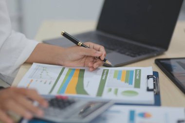 İş Belgeleri, Denetçi iş kadını arama belgesini kontrol ediyor yasal evrak hazırlıyor veya analiz için rapor hazırlıyor Vergi zamanı, muhasebeci Belgeleri iş yerindeki veri ortaklığı anlaşması anlaşması anlaşması anlaşması