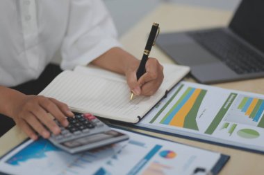 İş Belgeleri, Denetçi iş kadını arama belgesini kontrol ediyor yasal evrak hazırlıyor veya analiz için rapor hazırlıyor Vergi zamanı, muhasebeci Belgeleri iş yerindeki veri ortaklığı anlaşması anlaşması anlaşması anlaşması