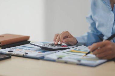 İş Belgeleri, Denetçi iş kadını arama belgesini kontrol ediyor yasal evrak hazırlıyor veya analiz için rapor hazırlıyor Vergi zamanı, muhasebeci Belgeleri iş yerindeki veri ortaklığı anlaşması anlaşması anlaşması anlaşması