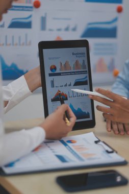 İş Belgeleri, Denetçi iş kadını arama belgesini kontrol ediyor yasal evrak hazırlıyor veya analiz için rapor hazırlıyor Vergi zamanı, muhasebeci Belgeleri iş yerindeki veri ortaklığı anlaşması anlaşması anlaşması anlaşması