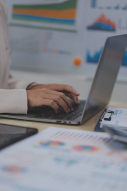 İş Belgeleri, Denetçi iş kadını arama belgesini kontrol ediyor yasal evrak hazırlıyor veya analiz için rapor hazırlıyor Vergi zamanı, muhasebeci Belgeleri iş yerindeki veri ortaklığı anlaşması anlaşması anlaşması anlaşması