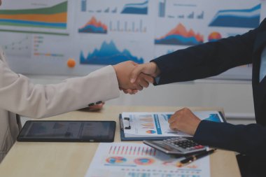 İş Belgeleri, Denetçi iş kadını arama belgesini kontrol ediyor yasal evrak hazırlıyor veya analiz için rapor hazırlıyor Vergi zamanı, muhasebeci Belgeleri iş yerindeki veri ortaklığı anlaşması anlaşması anlaşması anlaşması