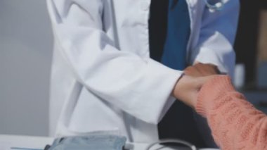 Klinikteki doktor.