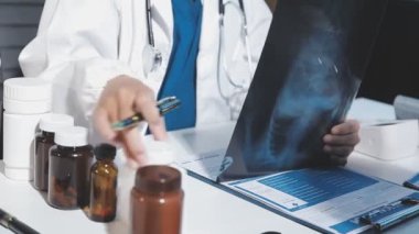Hastanede çalışan bir doktor. Tıbbi konsept. Sağlık hizmeti tıbbi konsepti. Doktor, doktor, doktor. Hastane doktoru.