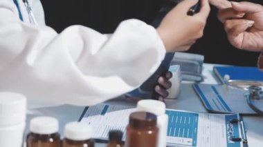 Tıp doktorunun tabletle çalışmasını kapat