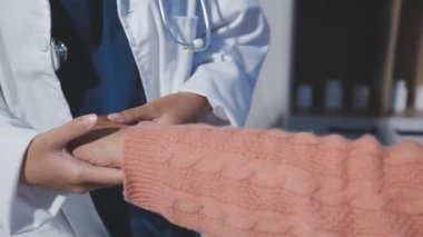 Doktor ve hasta hastanede.