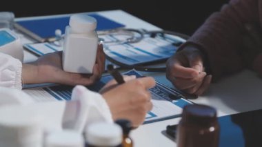 Erkeğin ellerini kapat ve hastanede not al.