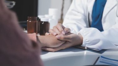 Doktor ve hasta el ele hastane