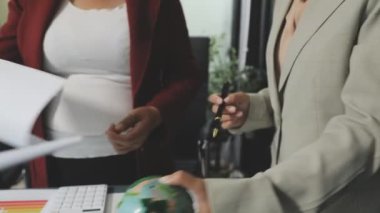Dünya 'yı tutan ve yeşil küreye bakan iş kadını