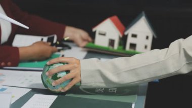 İş adamları büroda kağıtlarla toplanıyor.