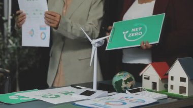 Yeşil enerji işaretli iş adamı