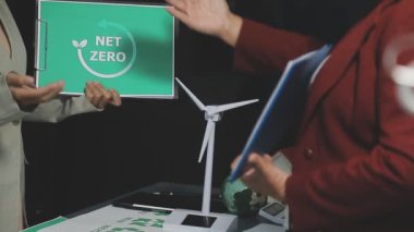 Elinde yeşil ekranda imzası olan bir kağıt tutan işadamı, iş ve şirket kavramı. orijinal fotoset.