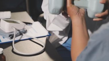 Doktor bir hastayla steteskop tutuyor.