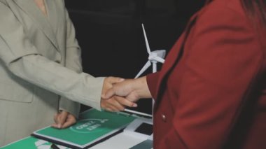 İş Adamları Tokalaşıyor