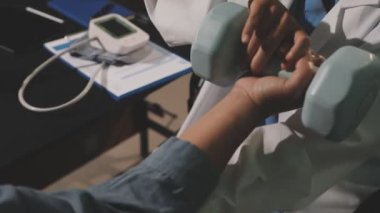Bir hastanede steteskopu tutan doktor elini yakın plan..