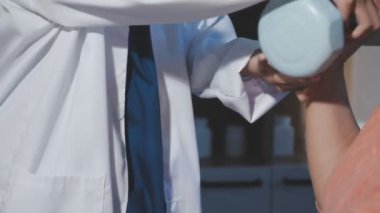 bir stetoskop elinde tutan doktor