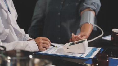 Laboratuvardaki genç bir adamın elinde kan testi yapıldı.