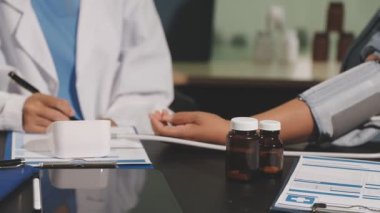 Doktor ilaç reçetesi tutuyor..