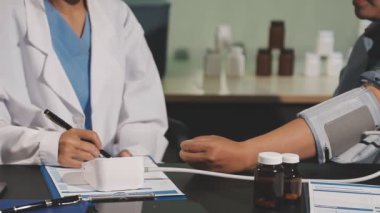 Doktor hastayı hemşireye veriyor.