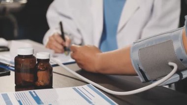 Kapat - akıllı telefon kullanarak doktorun elini kapat