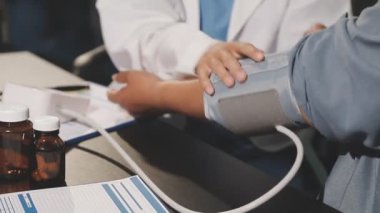 Doktor hastayı elinde tutuyor ve hapları gösteriyor..