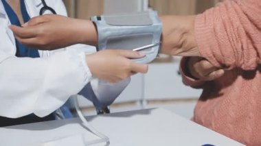 Doktor klinikteki kan basıncını ölçüyor..