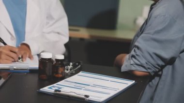 Doktor hastanedeki masanın üzerine bir not panosu yazıyor..
