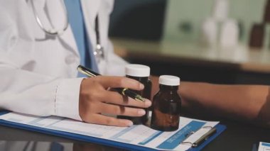 Doktor ilaç için reçete alıyor