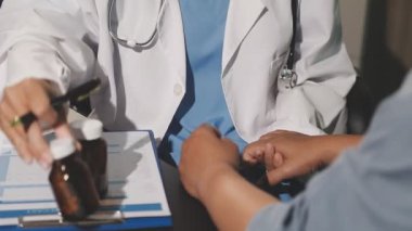 Doktor masadaki hastaya reçete veriyor..