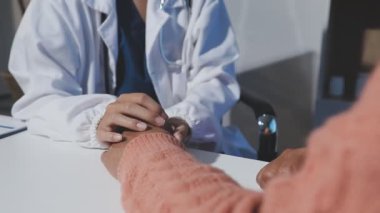 genç bir kadın doktor hastanede