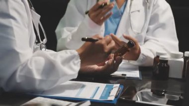 Doktor hastaya reçete yazıyor..