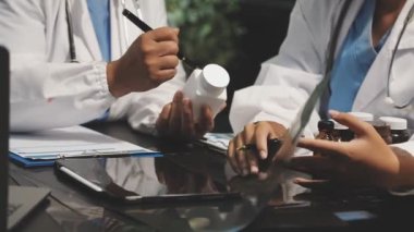 ofiste çalışan doktor