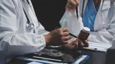 Hapları elinde tutan doktor