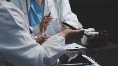 Doktor hastanede uçakta yazıyor.