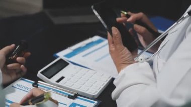 Toplantı masasında iş adamları