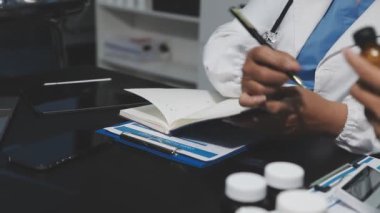 Kapat - Klinikte doktor el yazısı panosuna.