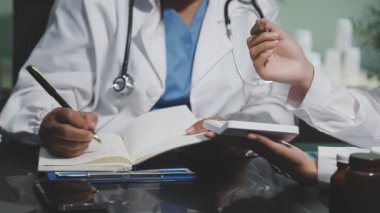 Ofiste çalışan bir doktor. Doktor hastanede çalışıyor..