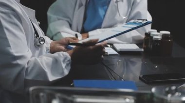 Doktor masada notlar yazıyor.