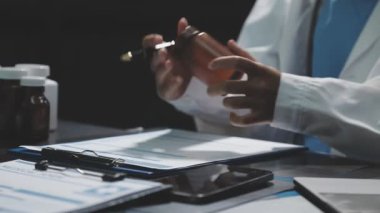 Doktor hastanede panoya notlar yazıyor.