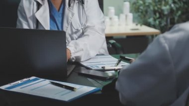 Doktorlar ve hemşireler tıbbi raporları tartışıyor