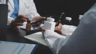 Doktor ellerinin açık bir defter ve stetoskopla pano tutarken fotoğrafını çek.